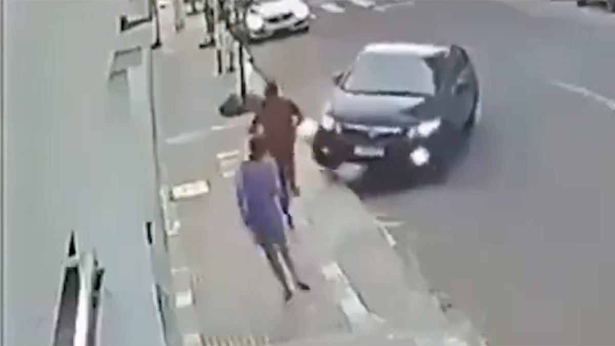 Captura de pantalla del video. Momento del robo y posterior atropello.