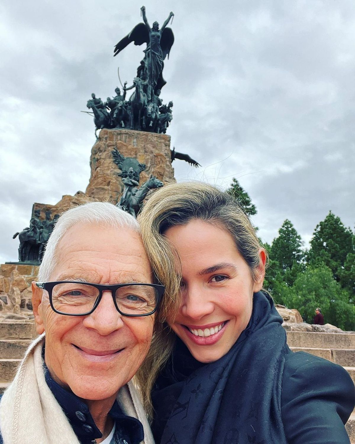 Elina y Eduardo en el Cerro de La Gloria. Elina y Eduardo en el Cerro de La Gloria.