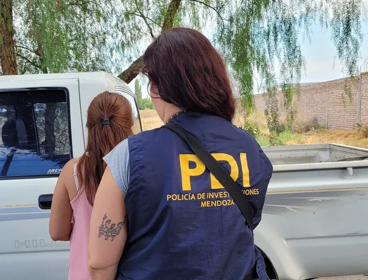 Año 2022. Gabriela Domínguez cuando era detenida por el crimen de la enfermera Silvia Zulema Chávez. Año 2022. Gabriela Domínguez cuando era detenida por el crimen de la enfermera Silvia Zulema Chávez.