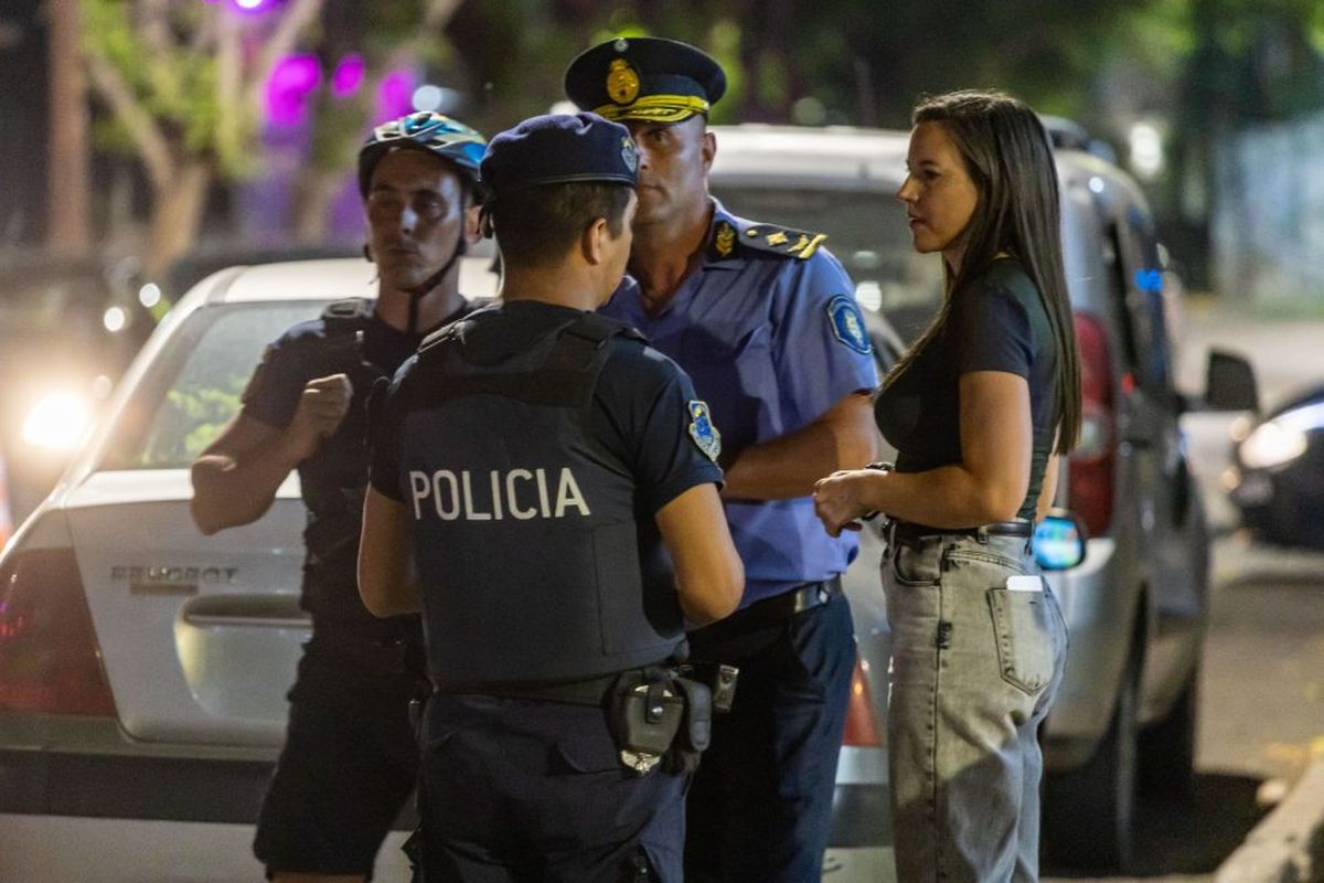 La ministra de Seguridad Mercedes Rus junto a polic&iacute;as.