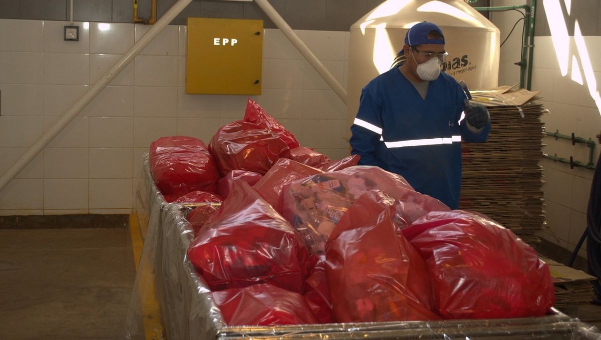 Los residuos patogénicos son los restos de laboratorios, algodones, gasas, agujas, entre otros. Los residuos patogénicos son los restos de laboratorios, algodones, gasas, agujas, entre otros.