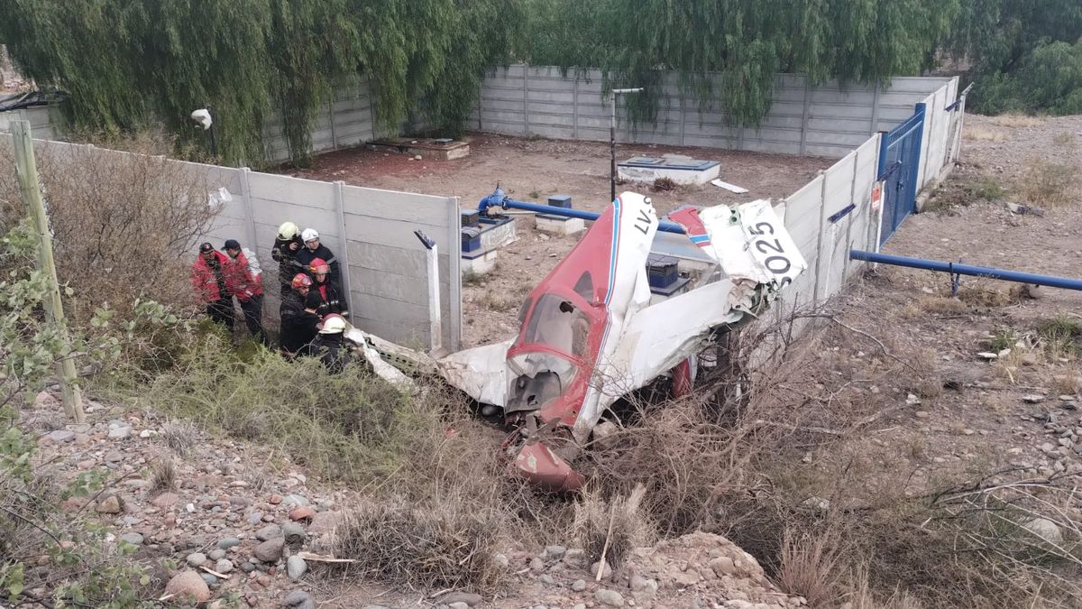 La avioneta cayó cerca de la rotonda de calle Paso y Corredor del Oeste