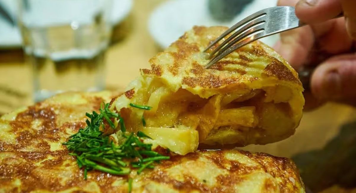 La tortilla de papas y huevo gigante, el plato estrella del Bodegón Caballito, un clásico restaurante de barrio La tortilla de papas y huevo gigante, el plato estrella del Bodegón Caballito, un clásico restaurante de barrio