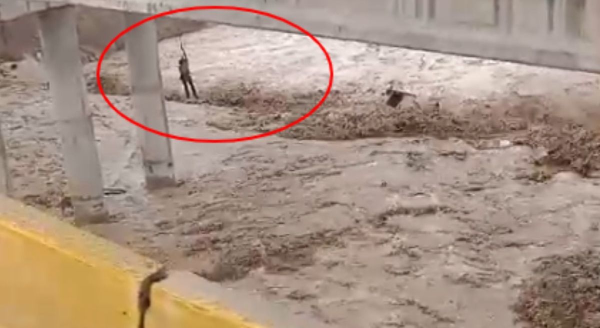 La acción de la tormenta arrastró a una retroexcavadora al río Mendoza y debieron evacuar al conductor