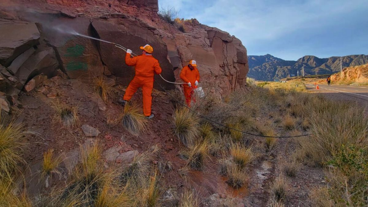 La Fundación Pro Montaña limpió la roca vandalizada por turistas bonaerenses.