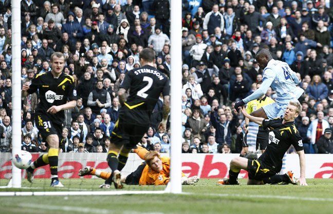 Manchester City le ganó 2 a 0 al Bolton y estiró la ventaja sobre el United