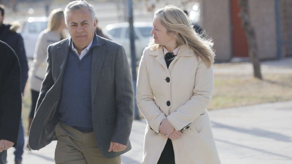 Alfredo Cornejo y Hebe Casado, candidatos a gobernador y vicegobernadora de Cambia Mendoza, llegan a la audiencia pública por Elk Baqueano.
