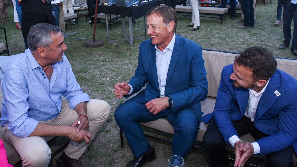 El gobernador Rodolfo Suarez junto a los ministros de Economía, Enrique Vaquié, y de Infraestructura, Mario Isgro.