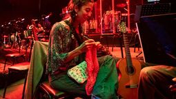 Vichi Palero toca la viola en el Acto Central de esta Vendimia 2025 y mientras espera su momento teje al crochet.