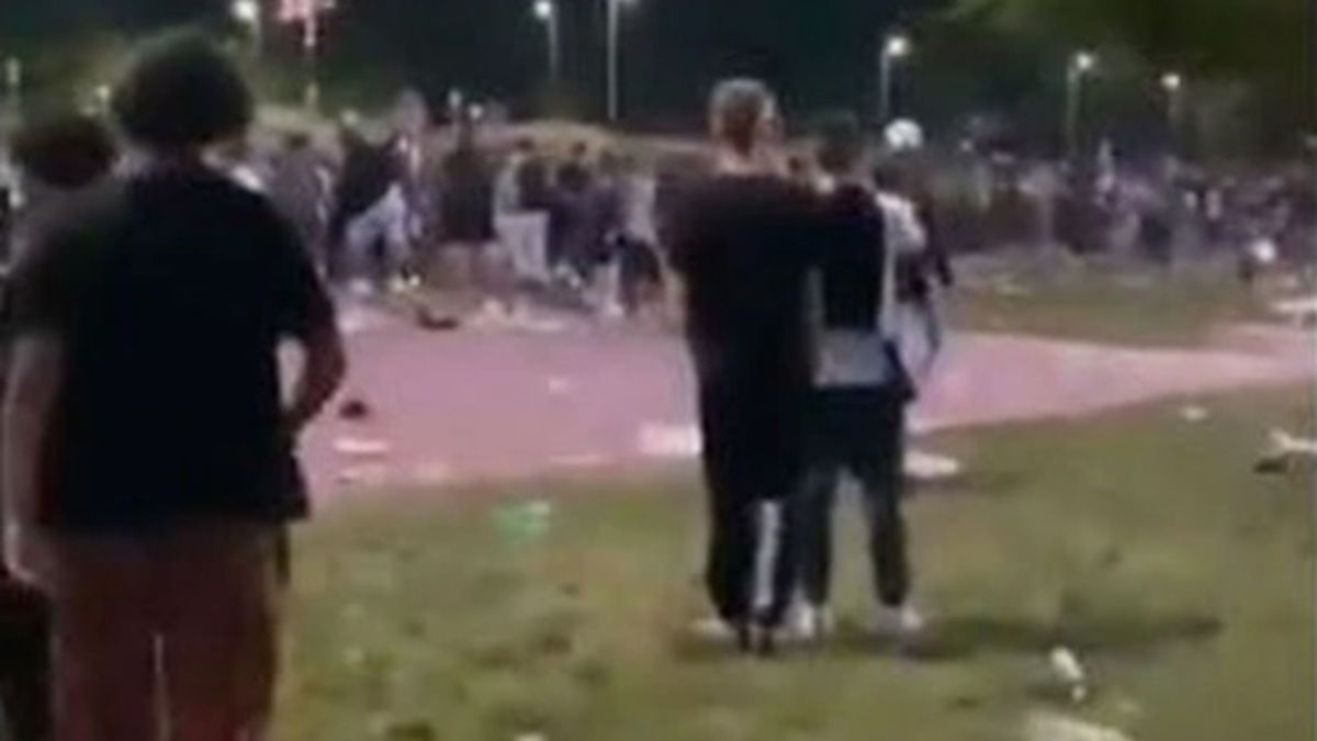 Los estudiantes de distintos colegios festejaban el fin de curso en Parque Chacabuco, y se originó una pelea a botellazos que dejó a tres adolescentes heridos