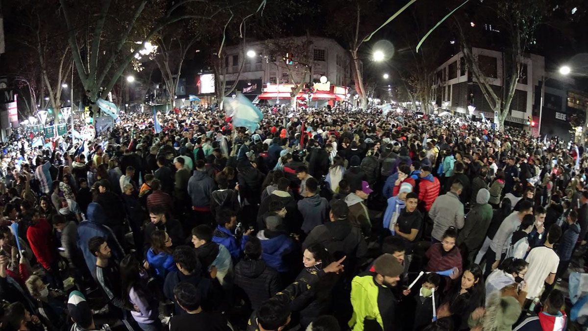 Una marea de hinchas en el centro mendocino (UNO/Fernando Martínez).