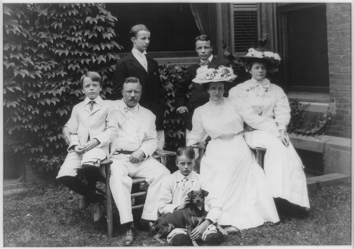 La familia de Theodore Roosevelt, con un terrier.