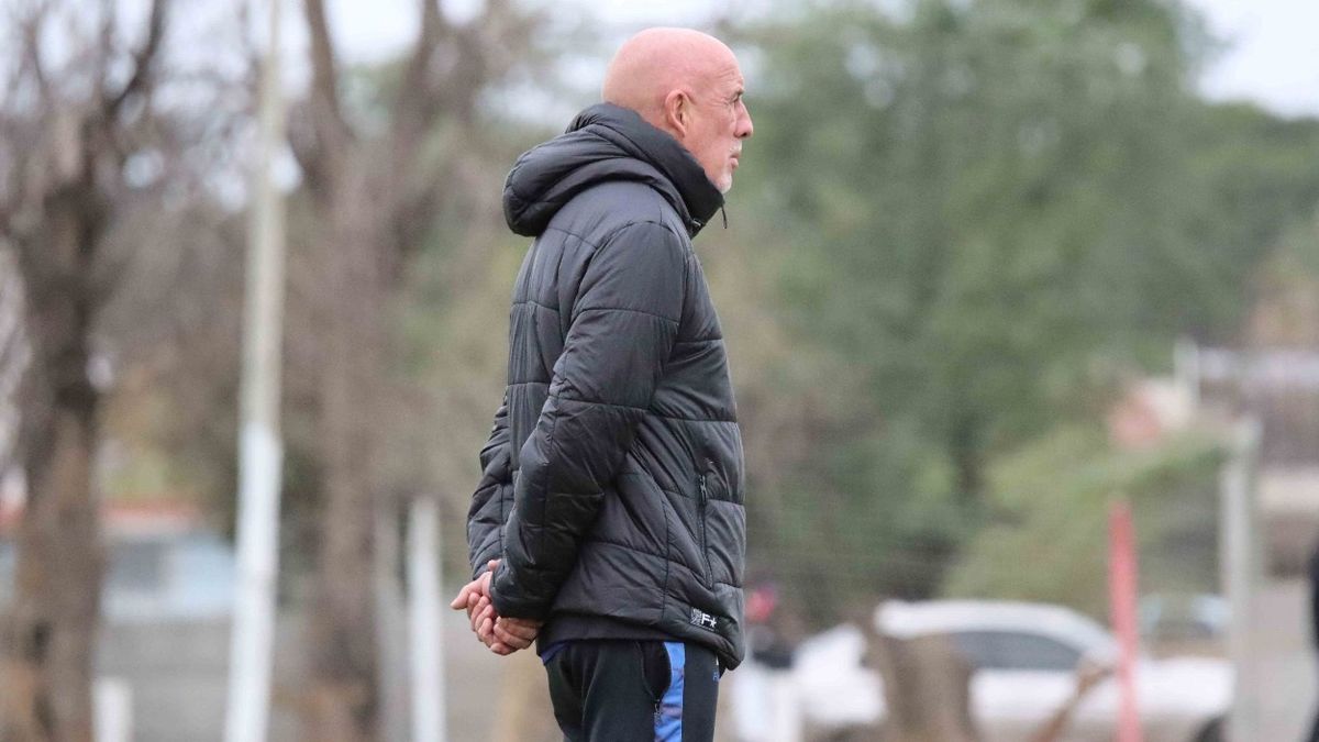 El entrenador de Godoy Cruz, Daniel Oldrá, planfica el partido ante Argentinos Juniors.