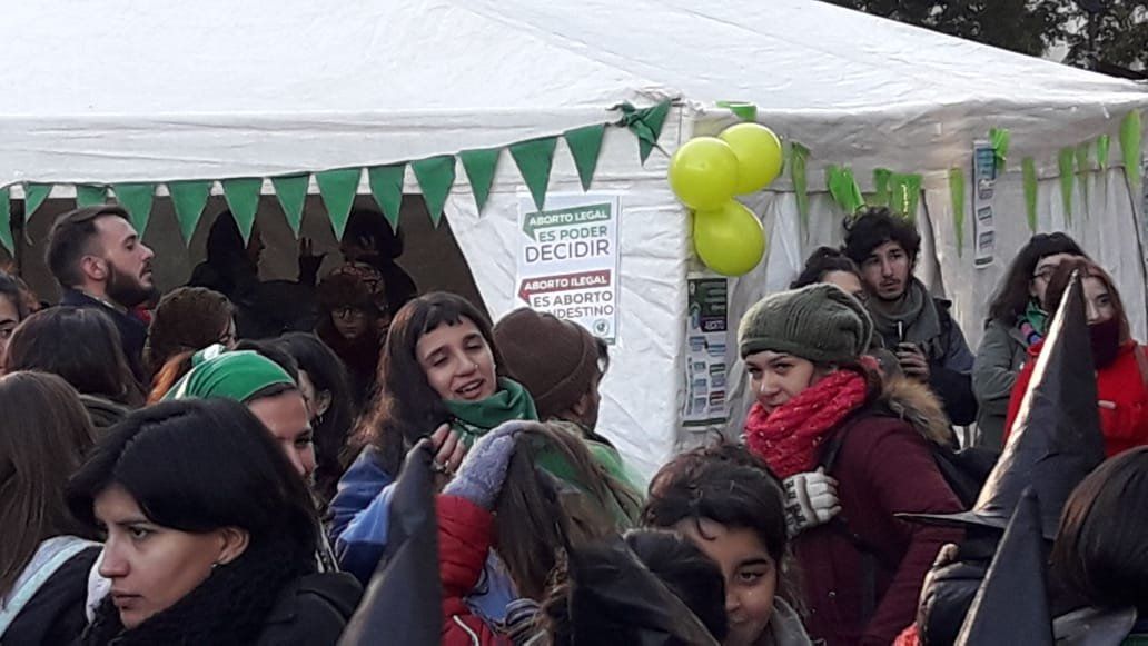 Los pañuelos verdes celebraron en la plaza Independencia con la media sanción