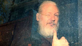 Assange fue condenado a casi un año de cárcel