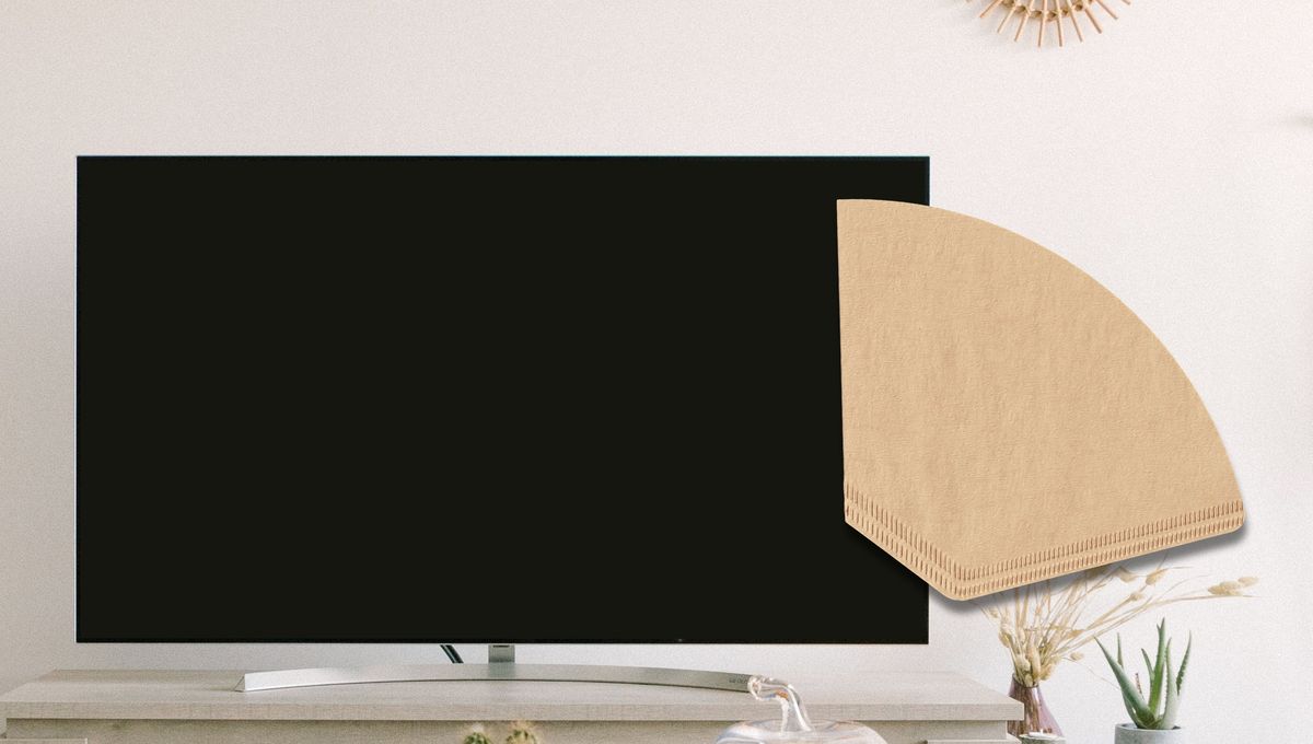 Pasa el filtro de café por la pantalla de un lado al otro, sin remover el polvo en círculos. Pasa el filtro de café por la pantalla de un lado al otro, sin remover el polvo en círculos. 