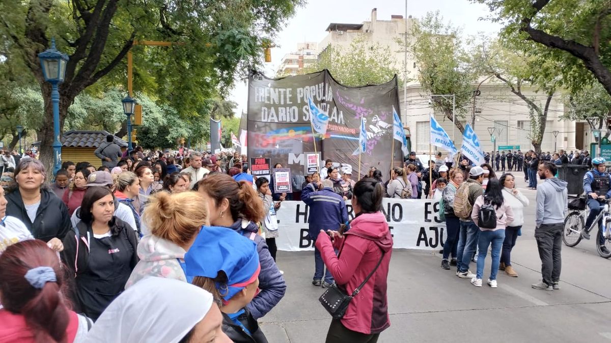 Numerosa fue la marcha de este miércoles en el centro de Mendoza con la participación del Polo Obrero.