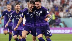 Julián Álvarez y Enzo Fernández, dos ex River, festejan el segundo gol de la Selección argentina ante Polonia.