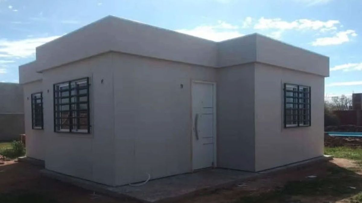 Casa prefabricada en obra gris.