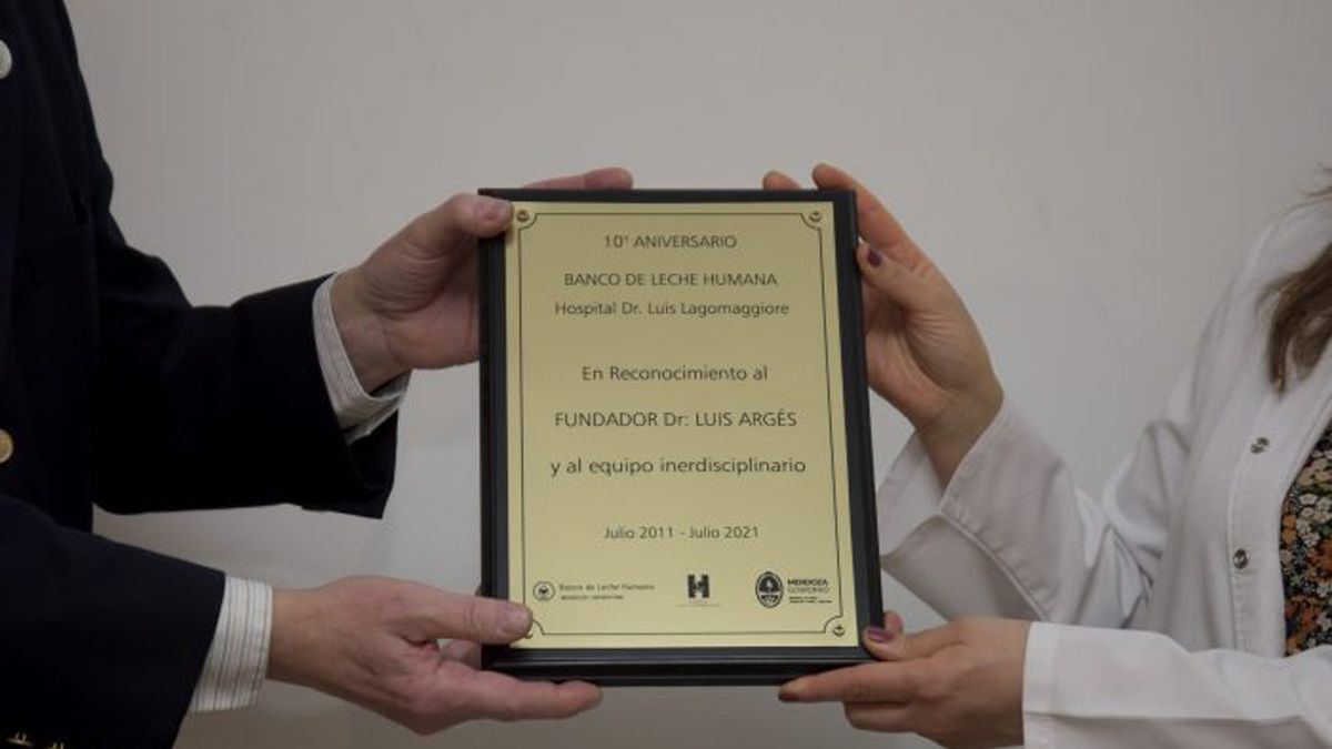 La plaqueta que le entregaron al doctor Luis Argés, creador del Banco de Leche de Mendoza.