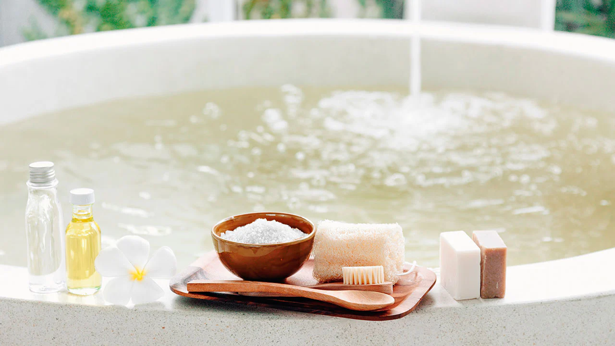 Colocar un puñado de sal gruesa en la ducha: por qué recomiendan hacerlo y para qué sirve Colocar un puñado de sal gruesa en la ducha: por qué recomiendan hacerlo y para qué sirve