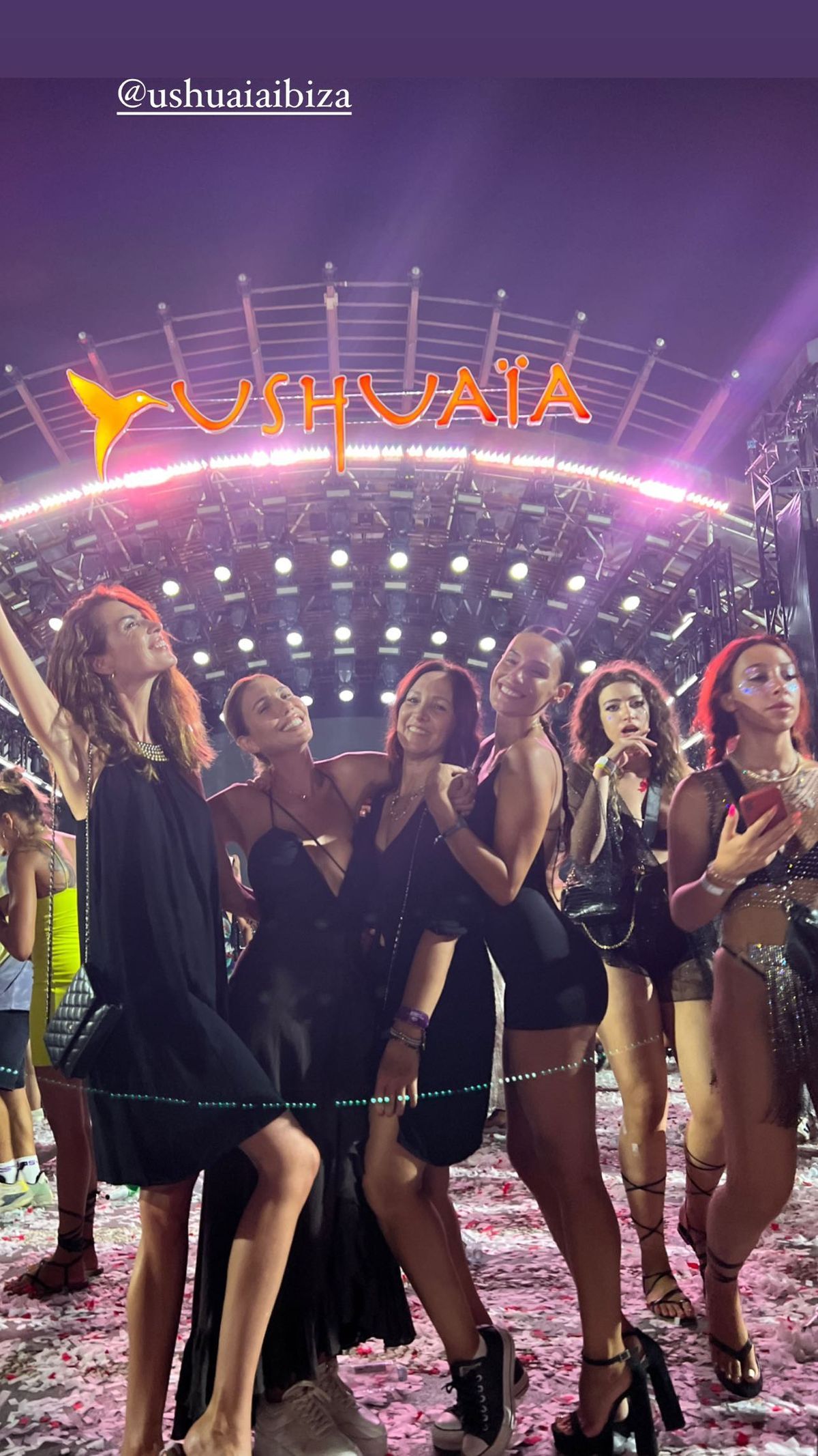 Pampita y sus amigas paralizaron Ibiza.