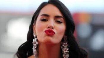 Los desopilantes memes de Lali tras besarse con una modelo
