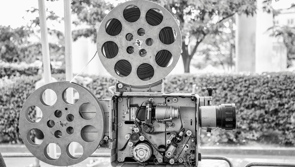 El cine, también llamado el sétimo arte, es una industria en constante crecimiento y evolución, cargada de historia. El cine, también llamado el sétimo arte, es una industria en constante crecimiento y evolución, cargada de historia.