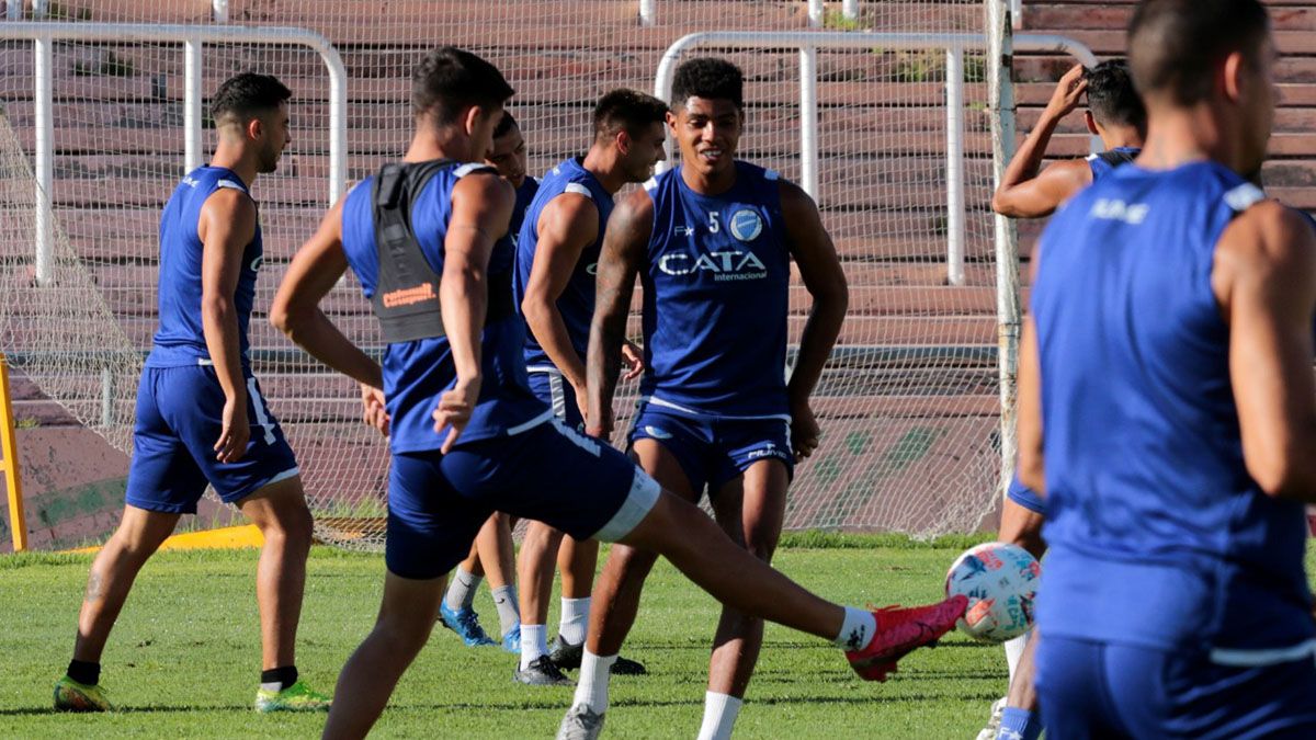 El Gallego Méndez repetiría equipo para jugar ante el Canalla.