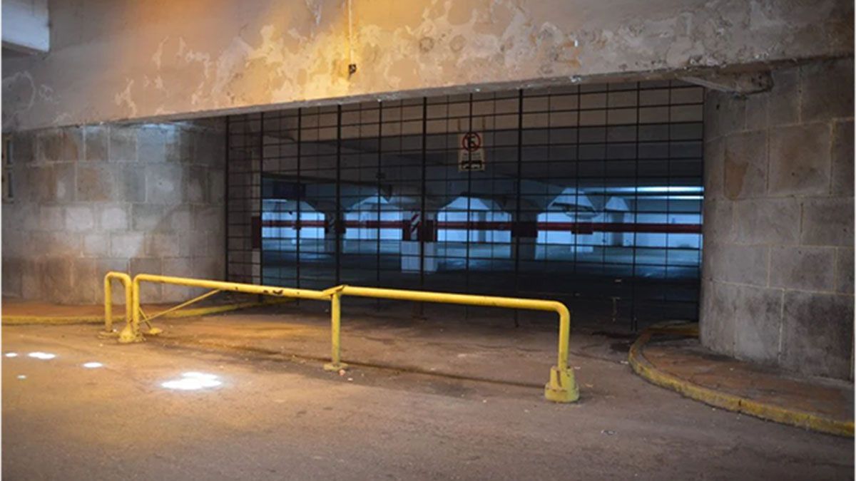 Un hombre le mordió el dedo a una policía que trataba de calmarlo en un boliche.