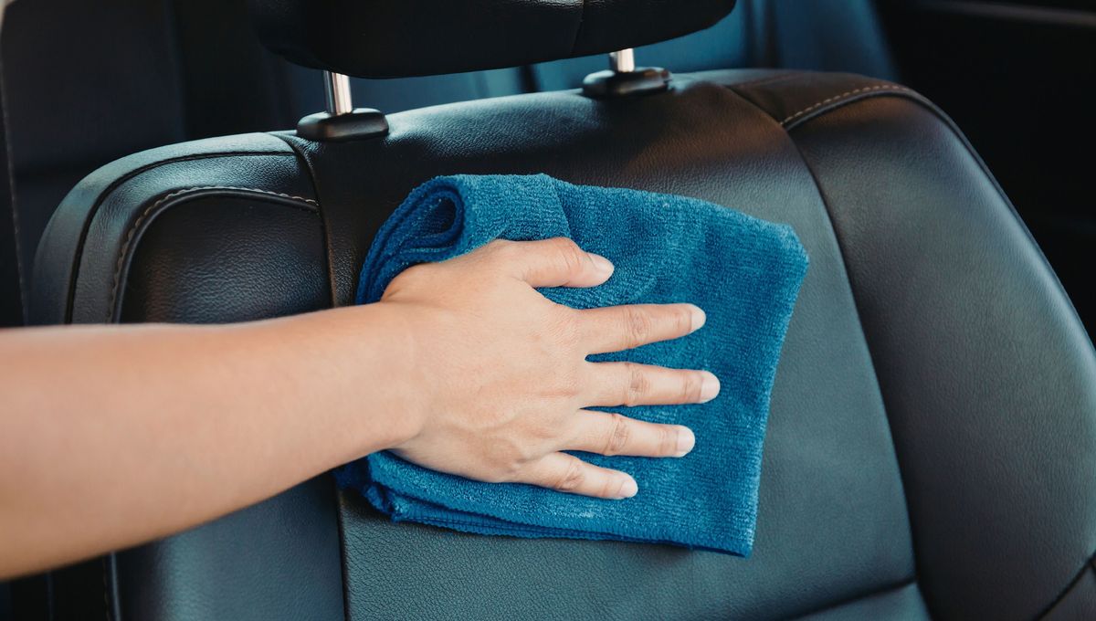 A continuación, te dejo otros trucos de limpieza con vinagre para mantener el auto impecable. A continuación, te dejo otros trucos de limpieza con vinagre para mantener el auto impecable. 