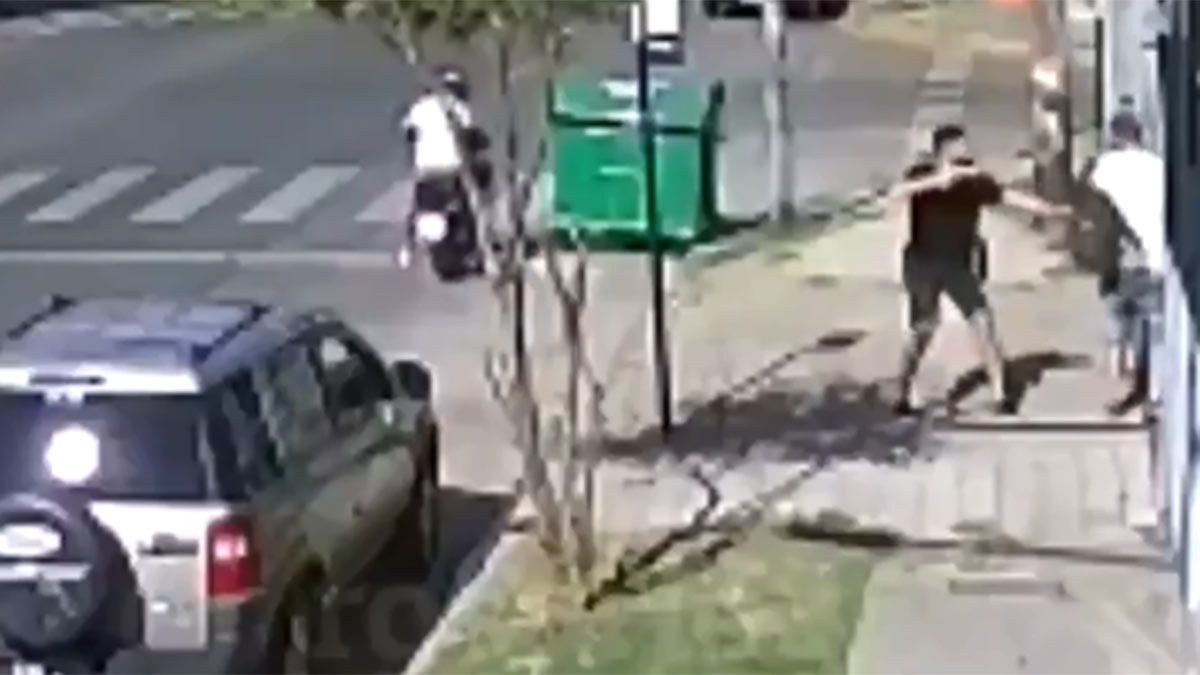 Captura de video: momento en que el policía es atacado.