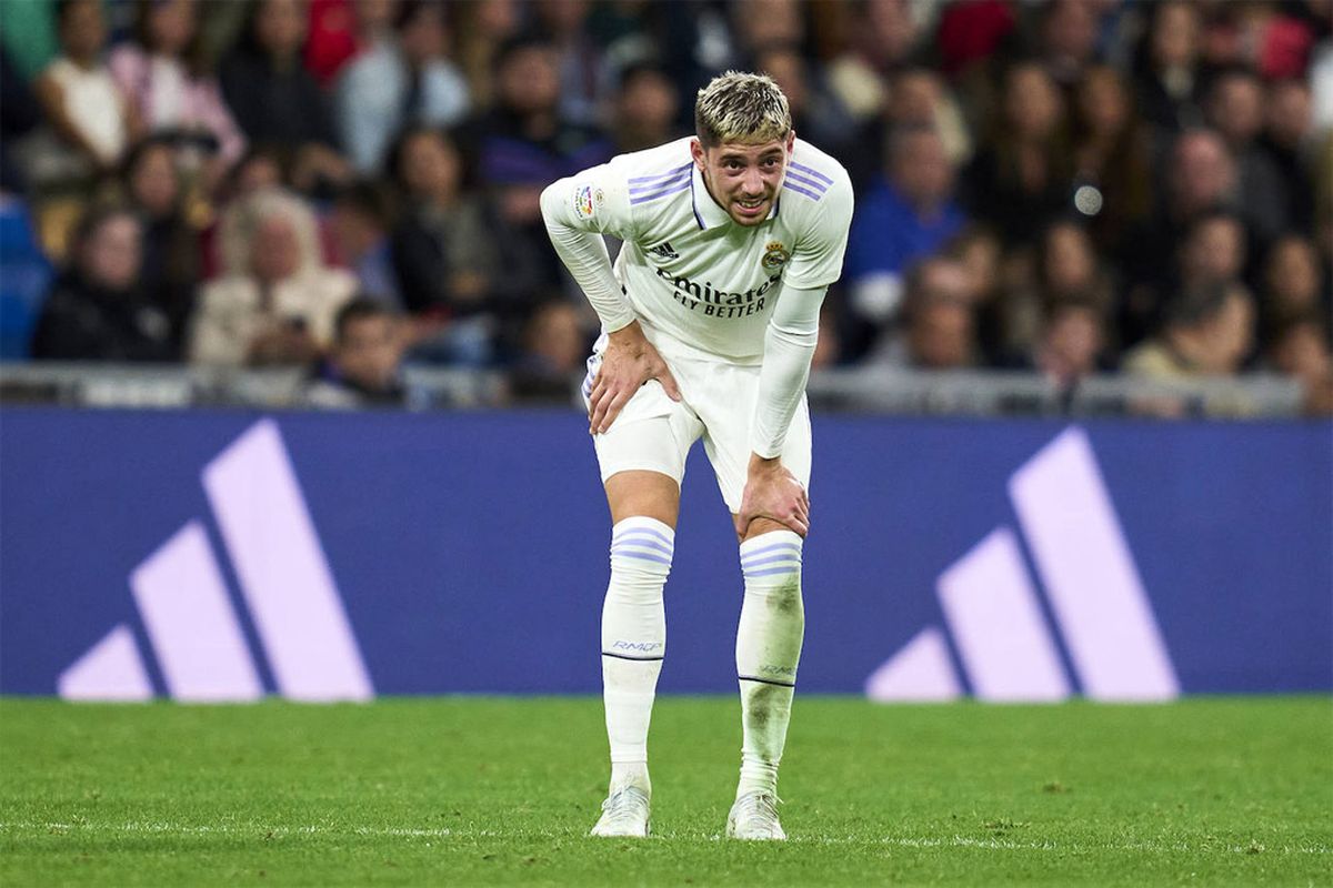 El Papu Gómez lesionó a Federico Valverde, quien deberá someterse a estudios, para saber si peligra su presencia en el Mundial Qatar 2022.