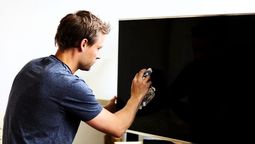 No se debe limpiar la pantalla de la televisión con un famoso producto de limpieza