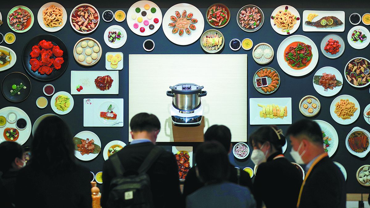 Los visitantes de una feria comercial de Shanghai se sienten atraídos por una cocina fabricada por Bosch. La multinacional alemán de ingeniería y tecnología está construyendo nuevas plantas en China. JIA TIANYONG / SERVICIO DE NOTICIAS DE CHINA