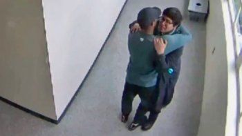 Un estudiante fue armado a la escuela y fue contenido por el profesor
