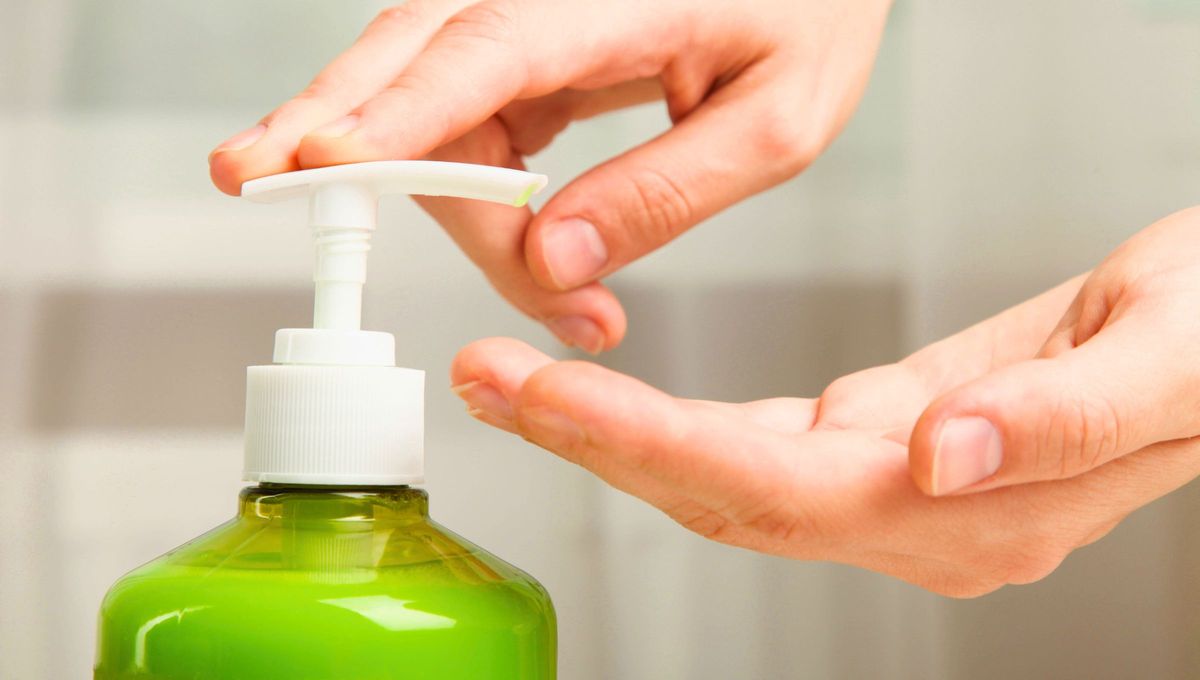 Cuando se acumulan varios pedazos de jabón de distintas formas o tipos, una alternativa útil es fundirlos para obtener jabón líquido. Cuando se acumulan varios pedazos de jabón de distintas formas o tipos, una alternativa útil es fundirlos para obtener jabón líquido.