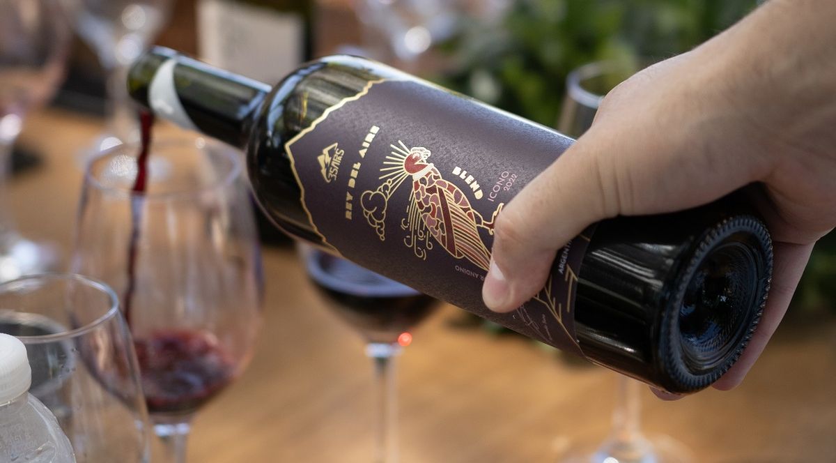 El blend ícono de 3SAPAS se compone de 65% Malbec, 30% Merlot y 5% Chenín Blanc. El blend ícono de 3SAPAS se compone de 65% Malbec, 30% Merlot y 5% Chenín Blanc.