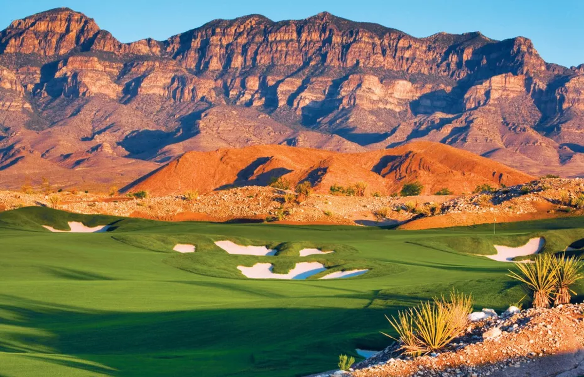 Uno de los atractivos de este pueblo es su increíble campo de golf. Uno de los atractivos de este pueblo es su increíble campo de golf.