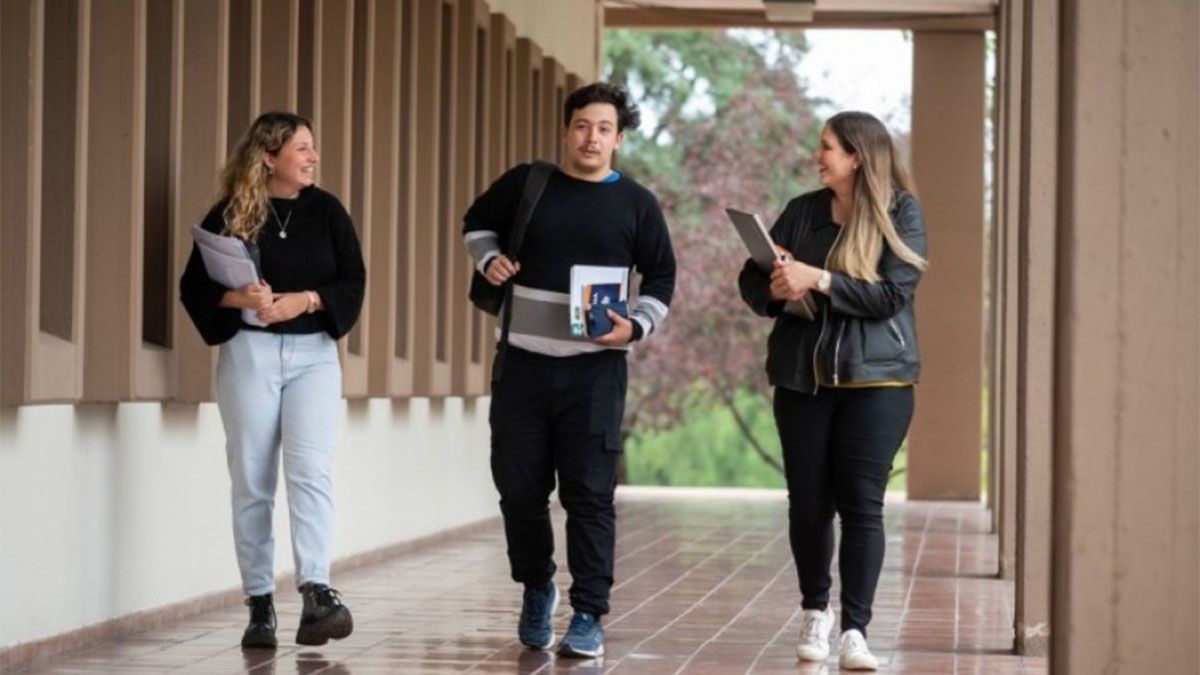 Alumnos de la carrera de Medicina de la UNCuyo caminando por los pasillos del edificio universitario.