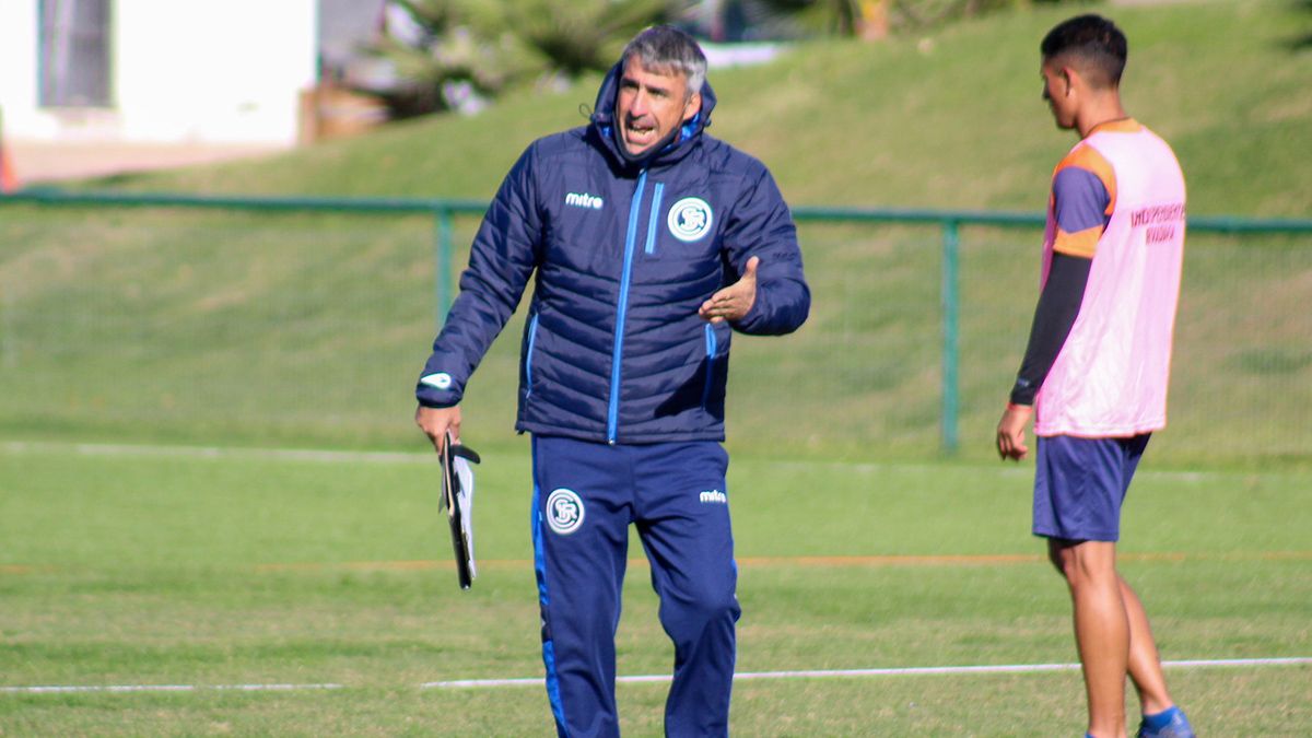 Gabriel Gómez mete mano en Independiente Rivadavia