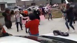Video: baile y festejo de cumpleaños entre vecinos de un barrio privado de City Bell