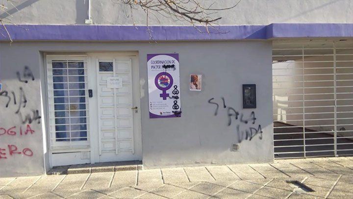 Polémica en San Rafael por pintadas en el área de la Mujer