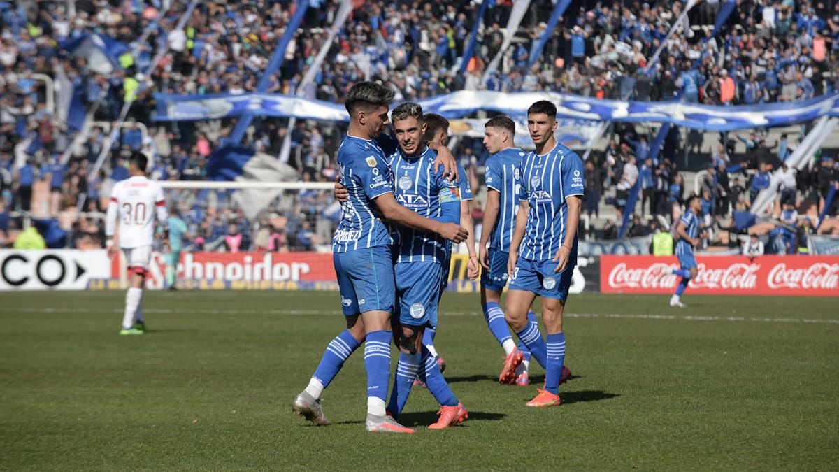 Martín Ojeda festeja su gol con Salomón Rodríguez, el autor del primer tanto.