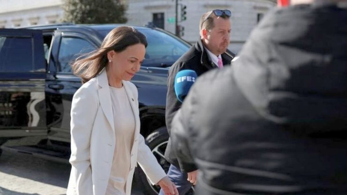 Corina Machado, con los custodios que la siguieron de cerca.
