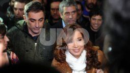 Una gran cantidad de militantes recibió a Cristina Fernández de Kirchner en el Aeroparque