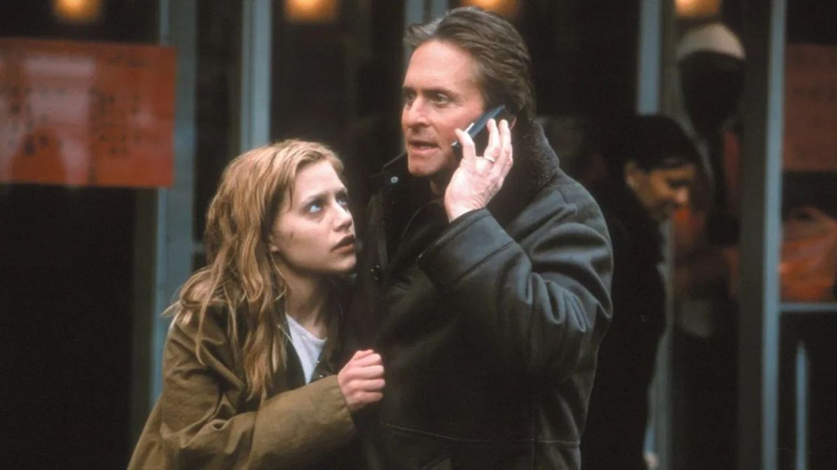 Ni una palabra está protagonizada por Brittany Murphy y Michael Douglas. Ni una palabra está protagonizada por Brittany Murphy y Michael Douglas.