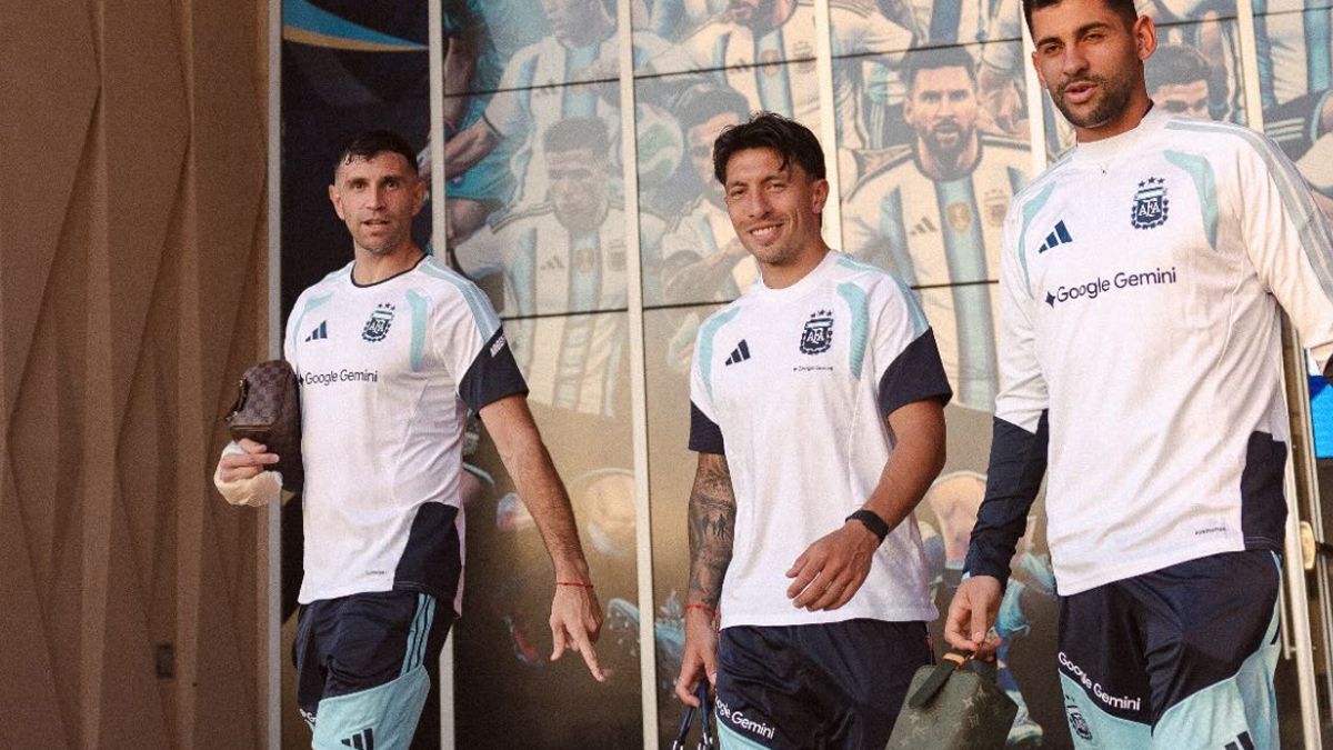 Dibu y sus amigos Lisandro Martínez y Cuti Romero.