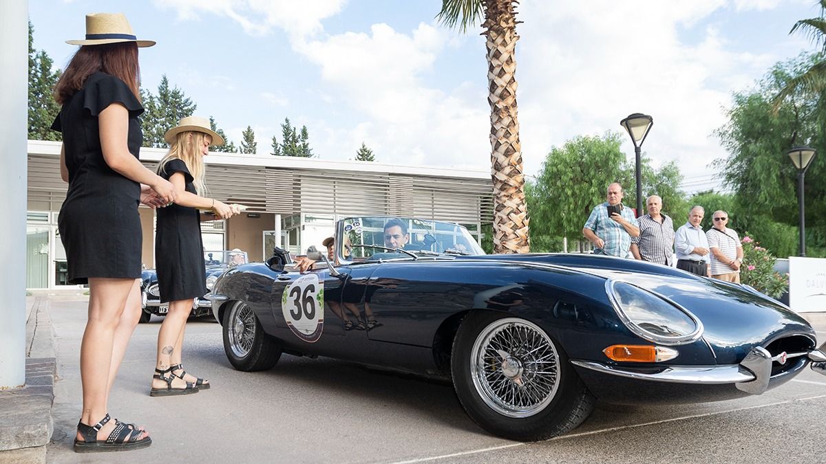 Imponente Jaguar Tipo E de 1962, conducido por Emiliano y León Grodzki.