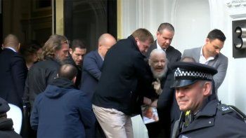 Julian Assange presenta síntomas de tortura psicológica